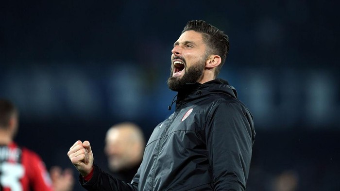 NAPLES, ITALY - MARCH 06: Olivier Giroud of AC Milan celebrates their sides victory after the Serie A match between SSC Napoli and AC Milan at Stadio Diego Armando Maradona on March 06, 2022 in Naples, . (Photo by Francesco Pecoraro/Getty Images)