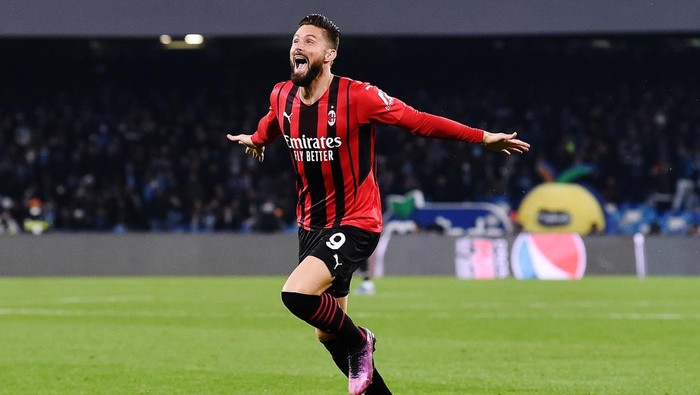 NAPLES, ITALY - MARCH 06: Olivier Giroud of AC Milan celebrates after scoring their sides first goal during the Serie A match between SSC Napoli and AC Milan at Stadio Diego Armando Maradona on March 06, 2022 in Naples, . (Photo by Francesco Pecoraro/Getty Images)