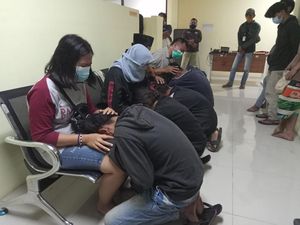 12 Pelajar di Bekasi Ditangkap Mau Tawuran, Dihukum Sujud di Kaki Ortu 12 Pelajar di Bekasi Ditangkap Mau Tawuran, Dihukum Sujud di Kaki Ortu