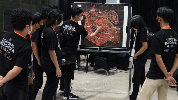 Sejumlah atlet mengikuti Pemusatan Latihan Nasional (Pelatnas) Esports untuk SEA Games 2021 Vietnam di Megamendung, Kabupaten Bogor, Jawa Barat, Senin (7/3/2022). Pengurus Besar Esports Indonesia (PBESI) mengadakan kegiatan Pelatnas Esports untuk SEA Games 2021 Vietnam yang diikuti 166 atlet dan digelar dari tanggal 1 - 10 Maret 2022 di bawah arahan Komite Olahraga Nasional Indonesia (KONI). ANTARA FOTO/Yulius Satria Wijaya/rwa.