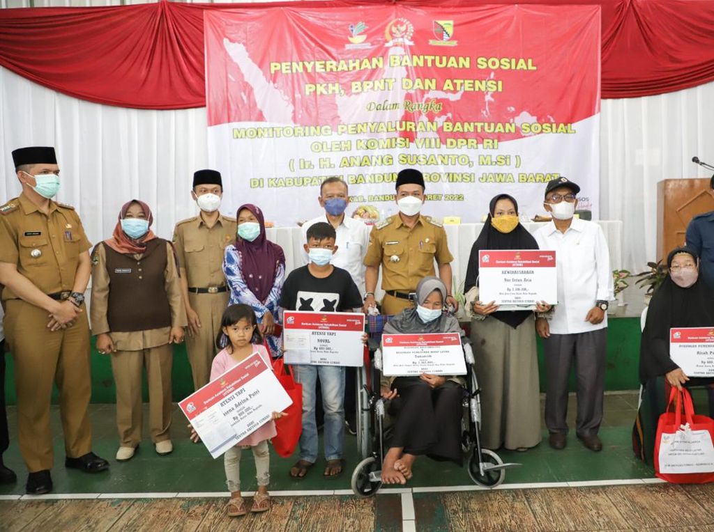 Bupati Bandung Dorong Warga Penerima BPNT Belanja di Warung Terdekat