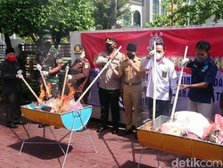 Kejari Trenggalek Musnahkan Barang Bukti, Narkoba Diblender-HP Dihancurkan