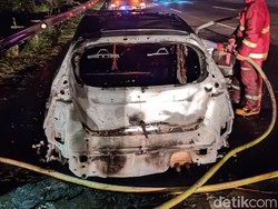 Mobil Terbakar di Tol Kopo KM 136, 7 Penumpang Selamat