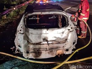 Mobil Terbakar di Tol Kopo KM 136, 7 Penumpang Selamat Mobil Terbakar di Tol Kopo KM 136, 7 Penumpang Selamat