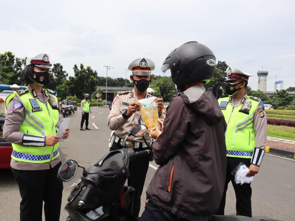 Polisi Bandara Soetta Bagi-bagi Minyak Goreng Sambil Edukasi Tertib Lalin