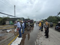 Jalan Tergenang 30 Ton Cairan Asam Sulfat di Cilegon Dipasang Garis Polisi