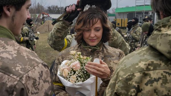Potret Pasangan Tentara Ukraina yang Menikah di Tengah Invasi Rusia