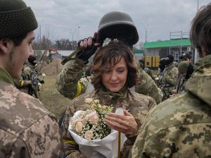 Potret Pasangan Tentara Ukraina yang Menikah di Tengah Invasi Rusia