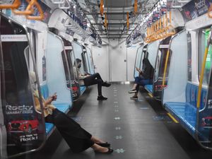 Mulai Besok, Naik MRT Jakarta Tak Lagi Duduk Berjarak! Mulai Besok, Naik MRT Jakarta Tak Lagi Duduk Berjarak!