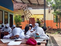 Atap SDN Muneng Kidul Probolinggo Ambruk, Siswa Belajar di Luar