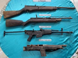 Warga Morotai Maluku Utara Serahkan Senpi Laras Panjang-Granat ke TNI