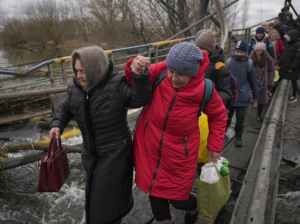 Relawan Asing Tiba di Polandia, Tawarkan Makanan ke Warga Ukraina