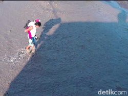 Jembatan Putus, Orang Tua Gendong Anak Sekolah Seberangi Aliran Lahar Semeru