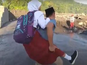 Jembatan Putus, Siswa SD di Lumajang Digendong Seberangi Lahar Semeru