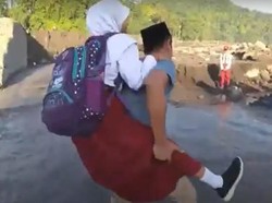 Jembatan Putus, Siswa SD di Lumajang Digendong Seberangi Lahar Semeru