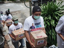 Relawan Erick Thohir Bagikan Sembako-Bantu Peternak Domba di Magelang