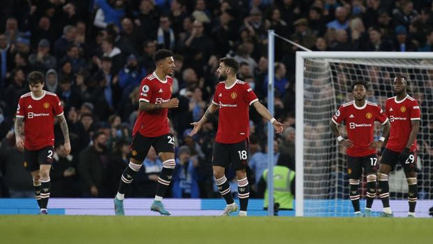 Soccer Football - Premier League - Manchester City v Manchester United - Etihad Stadium, Manchester, Britain - March 6, 2022 Manchester United's Jadon Sancho and Bruno Fernandes look dejected after Manchester City's Riyad Mahrez scores their third goal REUTERS/Craig Brough EDITORIAL USE ONLY. No use with unauthorized audio, video, data, fixture lists, club/league logos or 'live' services. Online in-match use limited to 75 images, no video emulation. No use in betting, games or single club /league/player publications.  Please contact your account representative for further details.