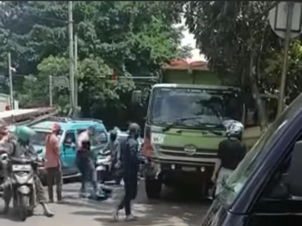 Sopir Truk Cibubur Dibanting-Diinjak Pria Misterius, Ini 6 Fakta Sementara Sopir Truk Cibubur Dibanting-Diinjak Pria Misterius, Ini 6 Fakta Sementara