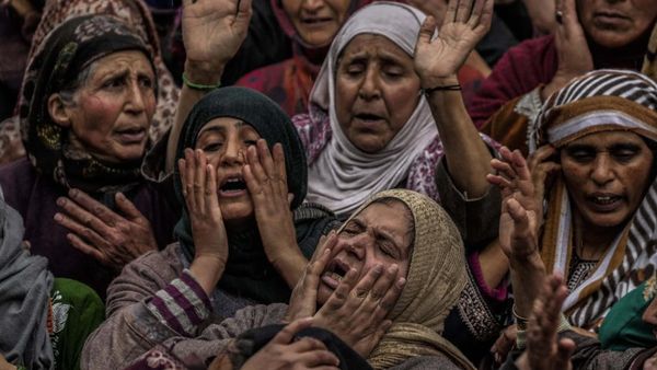 Tangis Pilu Iringi Pemakaman Korban Granat di Pasar Srinagar Kashmir