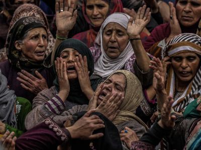Tangis Pilu Iringi Pemakaman Korban Granat di Pasar Srinagar Kashmir