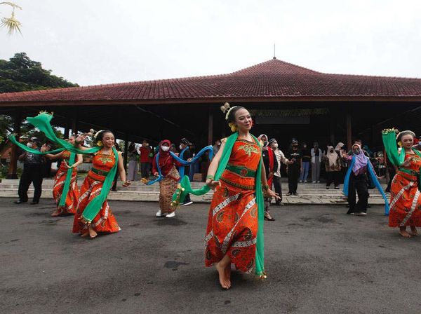 Tari Lengger Hibur Pengunjung Pendopo Kecamatan Banyumas