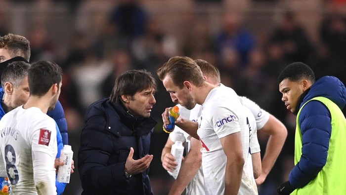 MIDDLESBROUGH, ENGLAND - MARCH 01: Spurs Head Coach Antonio Conte (l) speaks to captain Harry Kane during the half time break of extra time during the Emirates FA Cup Fifth Round match between Middlesbrough and Tottenham Hotspur at Riverside Stadium on March 01, 2022 in Middlesbrough, England. (Photo by Stu Forster/Getty Images)