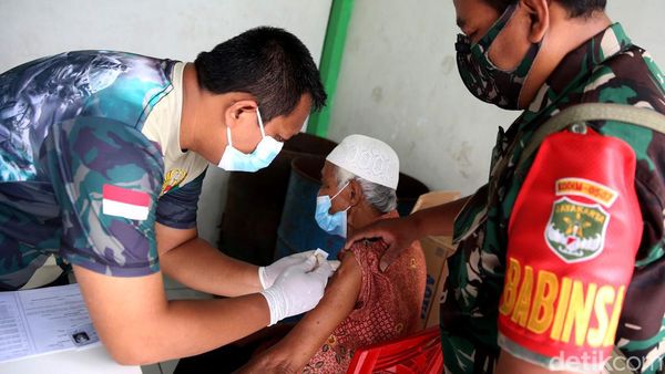 Vaksinasi Door to Door Sasar Ratusan Warga di Kota Bekasi
