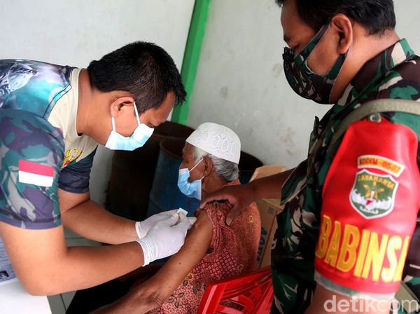Vaksinasi Door to Door Sasar Ratusan Warga di Kota Bekasi
