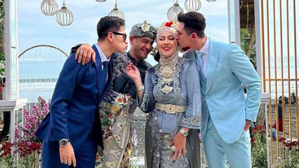 6 Foto Venna Melinda & Ferry Irawan Menikah Pakai Baju Bali, Maharnya Berlian