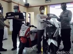 Bahagia Tukang Cilok di Tasik, Beres Vaksin Bawa Pulang Sepeda Motor