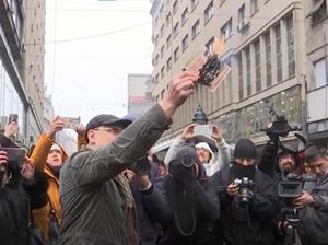 Warga Rusia di Serbia Bakar Paspor Sebagai Aksi Menentang Perang