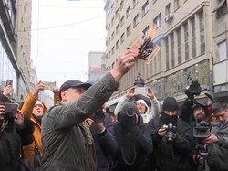 Warga Rusia di Serbia Bakar Paspor Sebagai Aksi Menentang Perang