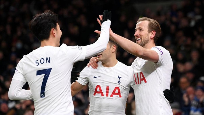 1382531899 LONDON, ENGLAND - MARCH 07: Harry Kane of Tottenham Hotspur celebrates with team mate Heung-Min Son after scoring their sides fifth goal during the Premier League match between Tottenham Hotspur and Everton at Tottenham Hotspur Stadium on March 07, 2022 in London, England. (Photo by Mike Hewitt/Getty Images)