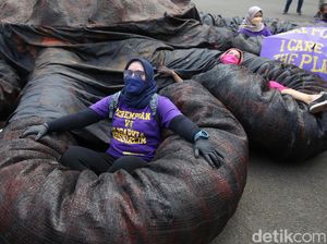 Ada Gurita Raksasa dalam Aksi Hari Perempuan Sedunia