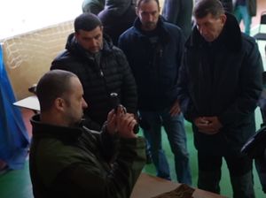 Anak-anak hingga Lansia di Lviv Ukraina Berlatih Gunakan Senjata