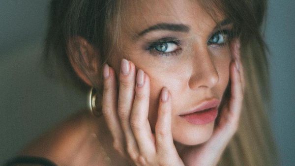 Potret Model Ukraina yang Jual Foto Seksi untuk Bantu Keuangan Klub Bola