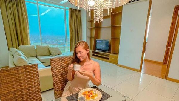 Potret Aspri Hotman Paris ke-18 Saat Sarapan di Hotel Mewah