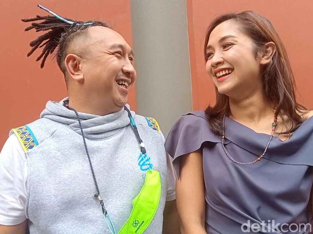 Augie Fantinus Pisah Ranjang dengan Istri Gegara Rambut Gimbal Augie Fantinus Pisah Ranjang dengan Istri Gegara Rambut Gimbal