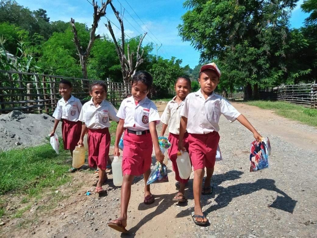 Digendong Sebrangi Sungai, Anak-anak Pelosok NTT Terus Semangat Sekolah