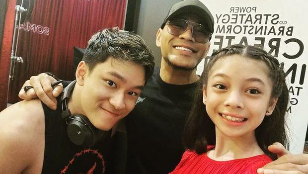 Azka Corbuzier menjadi sorotan usai memperkenalkan Nada, putri angkat ayahnya Deddy Corbuzier. Yuk, intip potret mereka!