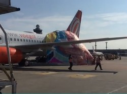 Ngawur! Ada Balon Udara Mendarat di Bandara dan Tutupi Pesawat