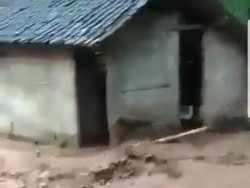 Jembatan Antardesa di Jember Putus Akibat Banjir, Sejumlah Warga Terjebak