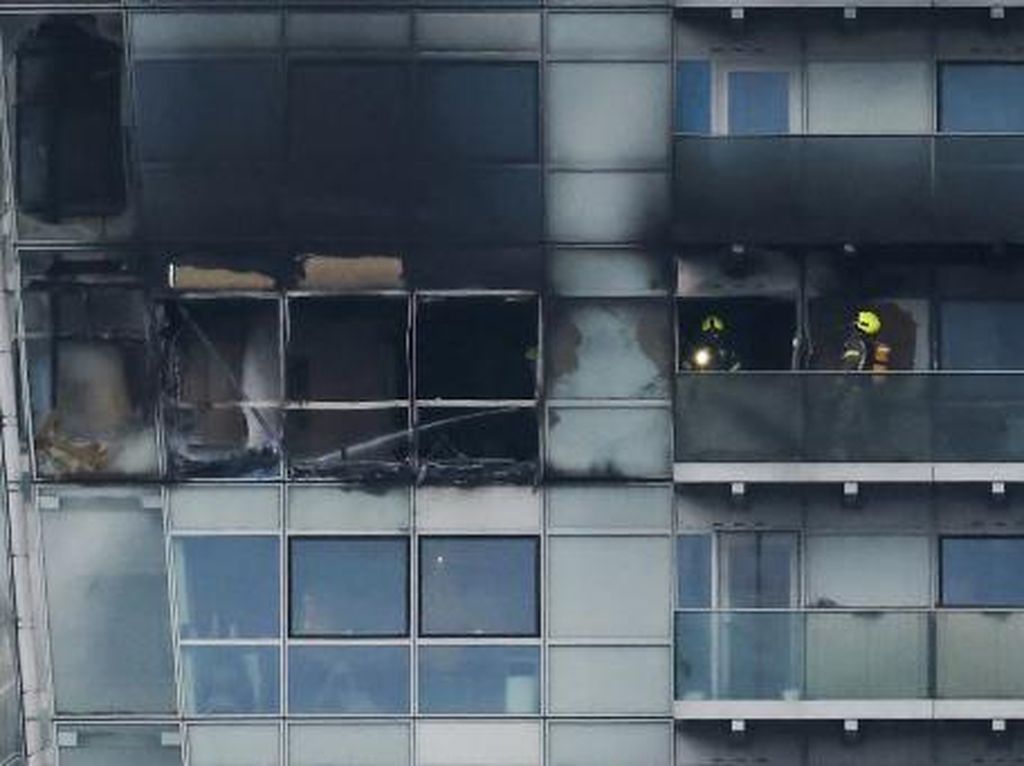 Apartemen di London Terbakar, Asap Tebal Membubung Tinggi
