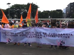 Buruh Perempuan Demo di DPR, Tuntut Pengesahan RUU TPKS & Upah Layak