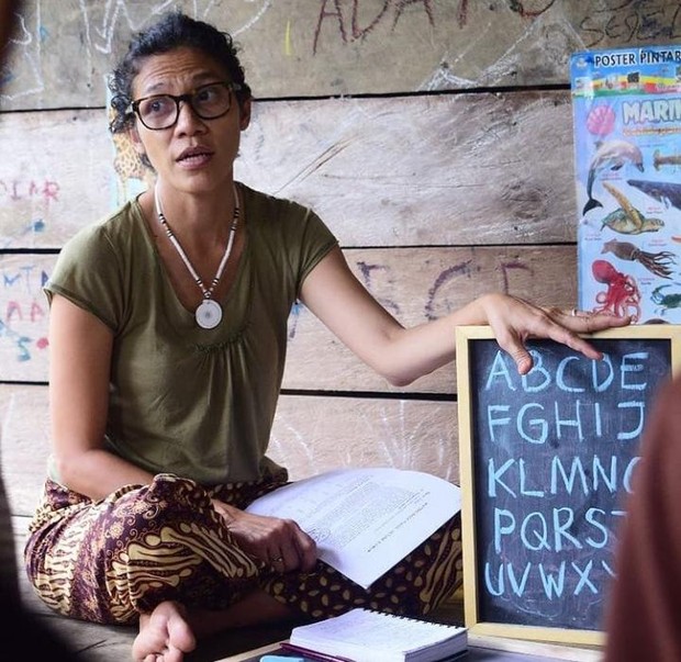 Butet Manurung/foto: instagram.com/butet_manurung Butet Manurung tatkala mengajarkan membaca kepada anak-anak pedalaman