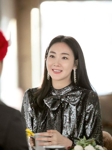 Choi Ji Woo sebagai cameo di Crash Landing on You