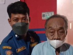 Damkar Bantu Lepas Cincin Kakek Komeng yang Sudah Terpasang 50 Tahun