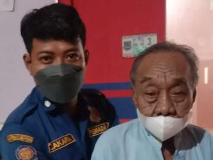 Damkar Bantu Lepas Cincin Kakek Komeng yang Sudah Terpasang 50 Tahun Damkar Bantu Lepas Cincin Kakek Komeng yang Sudah Terpasang 50 Tahun