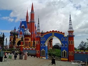 Main ke Kastil Warna-warni di Subang yang Kaya Warna Main ke Kastil Warna-warni di Subang yang Kaya Warna
