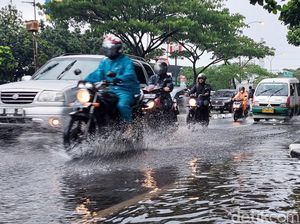 Snapshot: Drainase Buruk, Air Meluap ke Jalan Soekarno Hatta Bandung